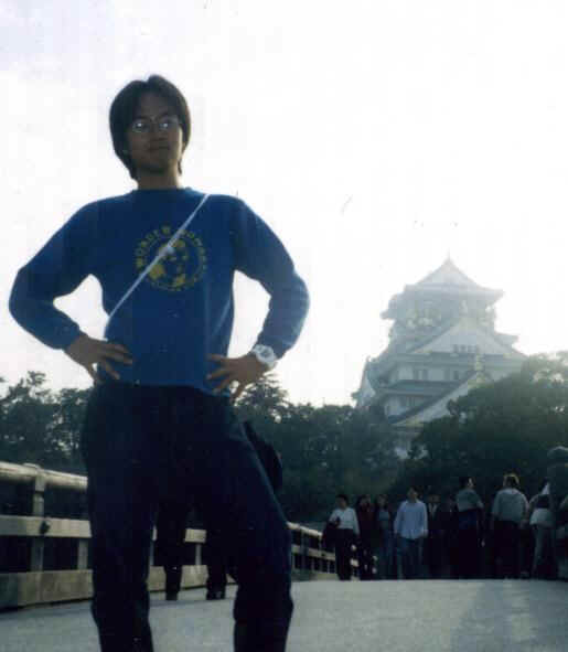 小田原城だって負けないぜ！！でも大阪城をバックに、ゆう。