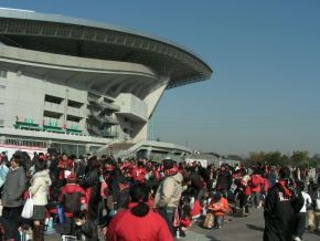 埼玉スタジアム２００２周辺、開門を待つ浦和サポーター
