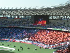 赤、青ＦＣ東京カラーの染まった味の素スタジアム