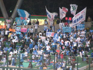 西武ドーム一塁側外野席 応援する埼玉西武ファン