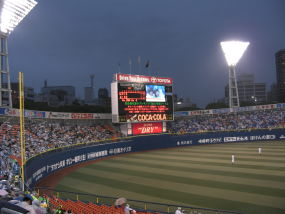 薄暗くなり始めた横浜スタジアム