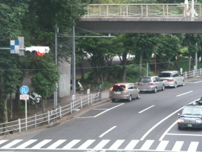 東京体育館と国立競技場の間にある路上駐車場