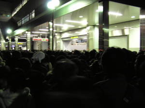 大混雑する浦和ミソの駅