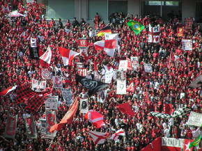 今日もスタジアムを真っ赤に染める浦和サポーターたち
