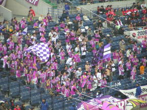 スタジアムの一角で応援する京都サポーターたち