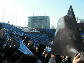 青、黒、白、ガンバ大阪カラーに染まった国立競技場