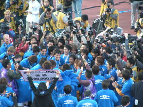 優勝に沸き立つガンバ大阪の選手たち